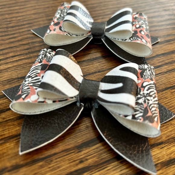 SOLD•Shoe Clips - Picture 2 of 3